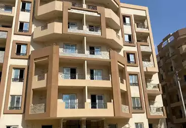 شقة بحديقة للبيع - 3 غرف - بالدور 0