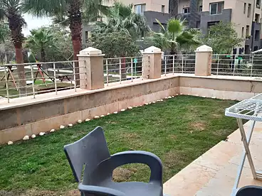 ستوديو بحديقة للإيجار - 1 غرف - بالدور 1