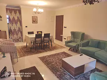 شقة بحديقة للإيجار - 2 غرف - بالدور 0