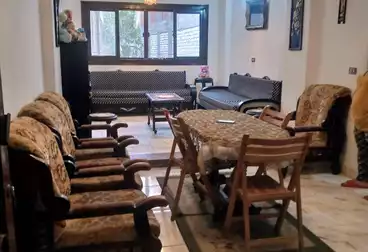 شقة بحديقة للبيع - 4 غرف - بالدور 1