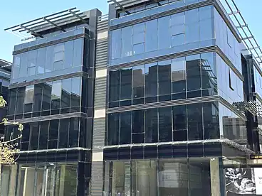 مبنى إداري للإيجار - 8 غرف - بالدور 4