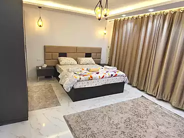 شقة بحديقة للإيجار - 2 غرف - بالدور 0