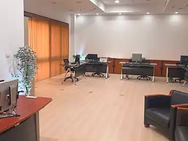 مكاتب للإيجار - 1 غرف - بالدور 1