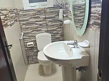 شقة بحديقة للإيجار - 3 غرف - بالدور 1