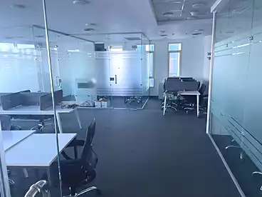 مكاتب للإيجار - 9 غرف - بالدور 4