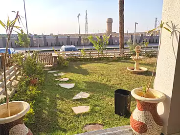 شقة بحديقة للإيجار - 2 غرف - بالدور 0