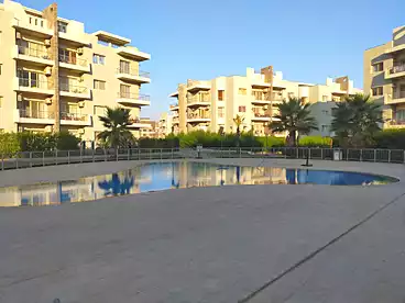 شقة بحديقة للبيع - 4 غرف - بالدور 1