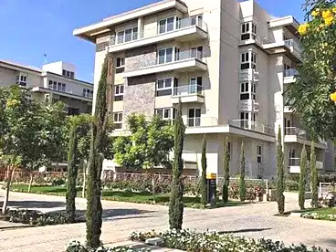 شقة بحديقة للبيع - 3 غرف - بالدور 1