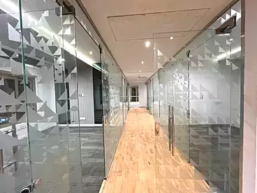 مكاتب للإيجار - 8 غرف - بالدور 4