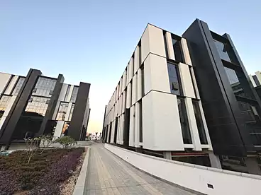 مكاتب للإيجار في جاردن ريزيدنس هايد بارك، كمبوند بالتجمع الخامس، 135 متر