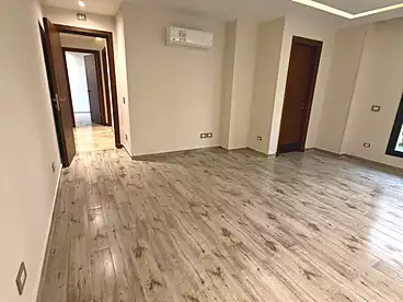 شقة بحديقة للإيجار في كمبوند أزاد - تعمير، كمبوند بالتجمع الخامس، 155 متر