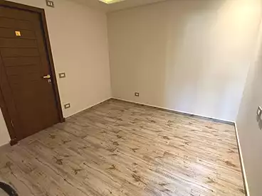 شقة بحديقة للإيجار في كمبوند أزاد - تعمير، كمبوند بالتجمع الخامس، 155 متر