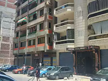 محلات للبيع في شارع أحمد فاروق علي عزت، الحضرة، 170 متر