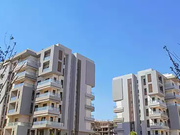 شقة بحديقة للبيع في كمبوند بلو فيرت - السعودية المصرية، منطقة المستثمرين، 162 متر