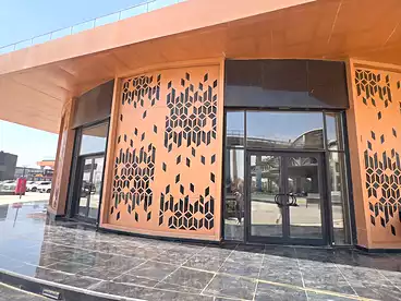 Shops For rent in Southern 90th St., 90th Street, 400 sqm