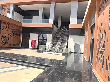 محلات للإيجار في شارع التسعين الجنوبي، شارع التسعين، 800 متر