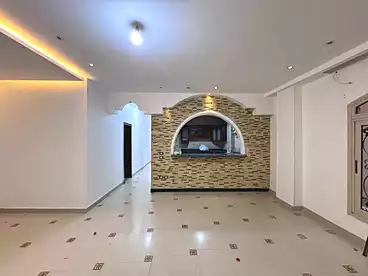 في شارع عمرو بن العاص، جنوب الاكاديميه (هـ)، 300 متر