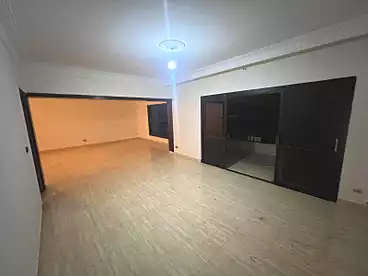 في شارع السفارات، حي السفارات، 180 متر