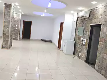 في شارع المشير أحمد اسماعيل، النرجس 5، 250 متر