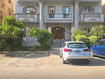 Apartments For sale in Suleiman al-Halabi St., El Banafsag 11, 400 sqm