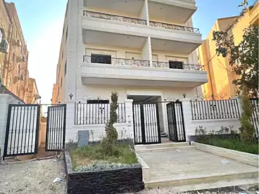 في شارع سمير شحاتة، الياسمين 1، 240 متر