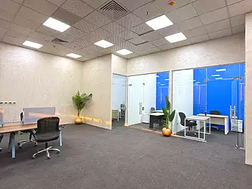 إداري للإيجار في شارع يوسف السباعي، المرحله الأولى، 650 متر