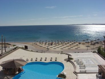 غرفة وصالة للبيع بالفرش وشاطئ خاص في سهل حشيش 