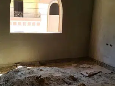 شقة ٣ غرف  يسبشن - ٢ حمام - مطبخ - حصة في الأرض  - دور ثالث - بحري شرقي - غير مج