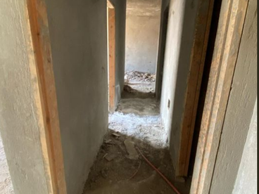 شقه لقطه للبيع ?  حي الاول هضبه وسطي قريب جدا من مدرسه البارون دور تاني