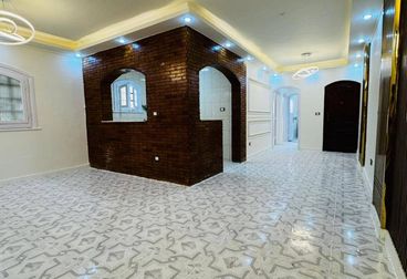 شقه للبيع ثالث شارع من الرئسي بشاطئ النخيل