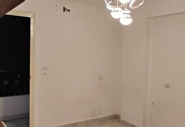 شقه للبيع مساحة 100 متر امام الموقف الجديد