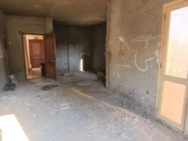 شقة بمساحة 175 متر مربع، بالدور الثالث وليس الأخير، بإطلالة مميزة على الميدان ومنطقة الخدمات،  