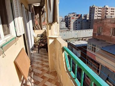 شقه للبيع سيدي بشر بحري بين عبد الناصر والمترو قريبه للمترو ٩٥م