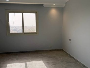 شقه للبيع لوكيشن مميزفي مصر الجديده علي شارع رئيسي  ٣٠٠ متر ٤ غرفه و٣ حمام ورسيبشن كبير الدور التاسع