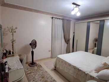 شقة في موقع ما حصلش.. موقع يتباع لوحده!*  ثالث نمرة من شارع المنشية الرئيسي - يعني ميدان الساعة -
