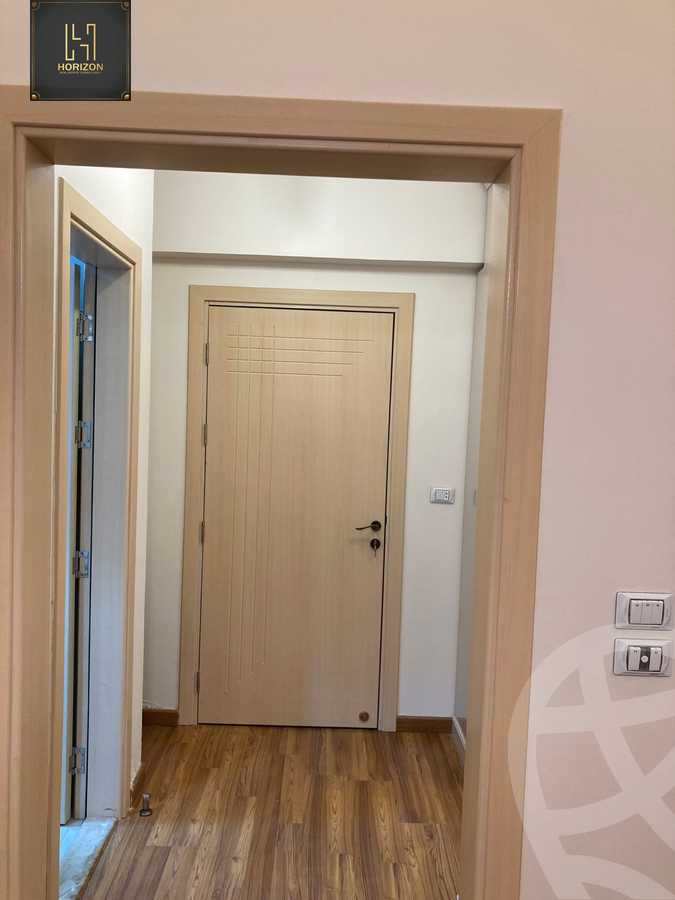 https://aqarmap.com.eg/en/listing/4169770-for-sale-cairo-new-cairo-compounds-mountain-view-hyde-park