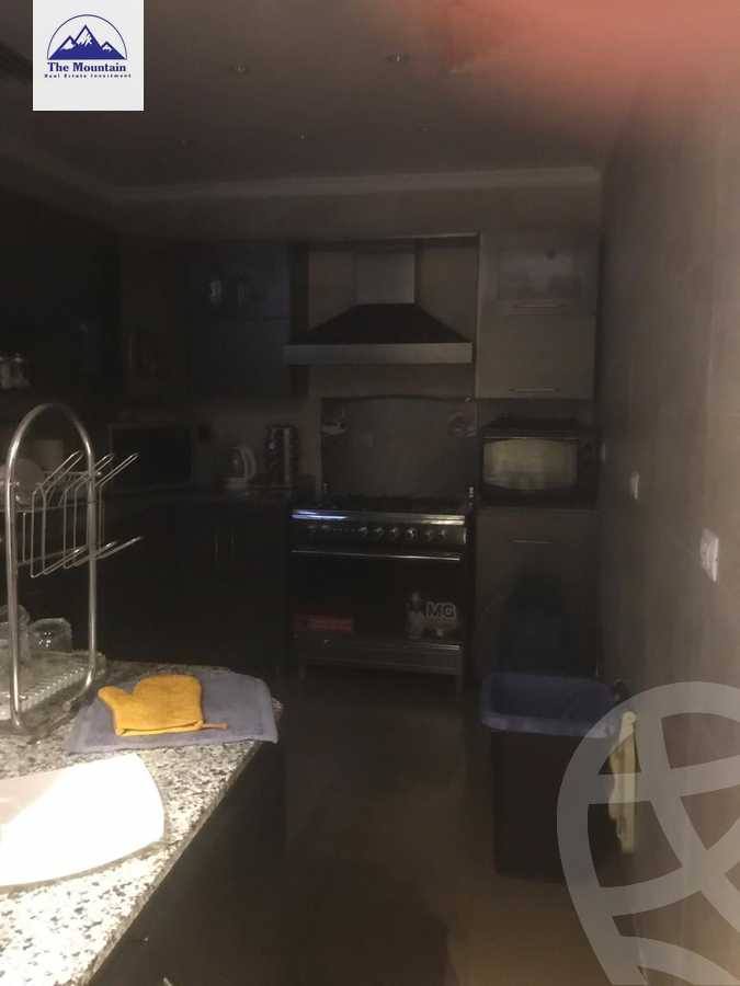 https://aqarmap.com.eg/ar/listing/3706112-for-sale-cairo-el-sheikh-zayed-city-compounds-kmbwnd-wyst-twn-swdyk