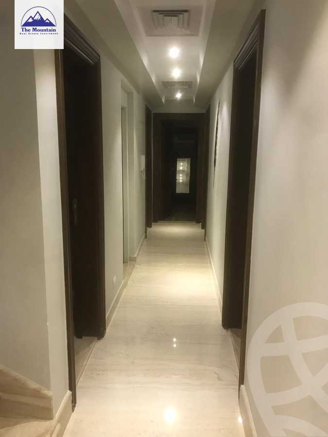https://aqarmap.com.eg/ar/listing/3706112-for-sale-cairo-el-sheikh-zayed-city-compounds-kmbwnd-wyst-twn-swdyk