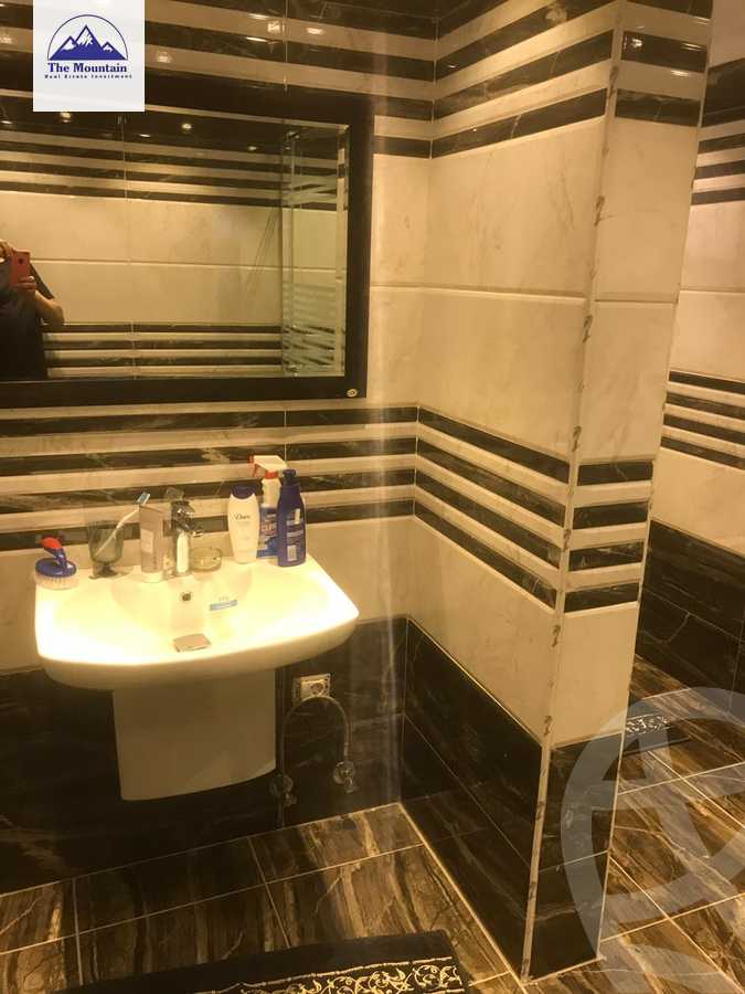 https://aqarmap.com.eg/ar/listing/3706112-for-sale-cairo-el-sheikh-zayed-city-compounds-kmbwnd-wyst-twn-swdyk