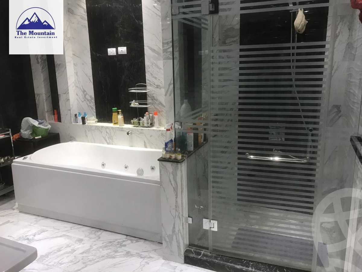 https://aqarmap.com.eg/ar/listing/3706112-for-sale-cairo-el-sheikh-zayed-city-compounds-kmbwnd-wyst-twn-swdyk