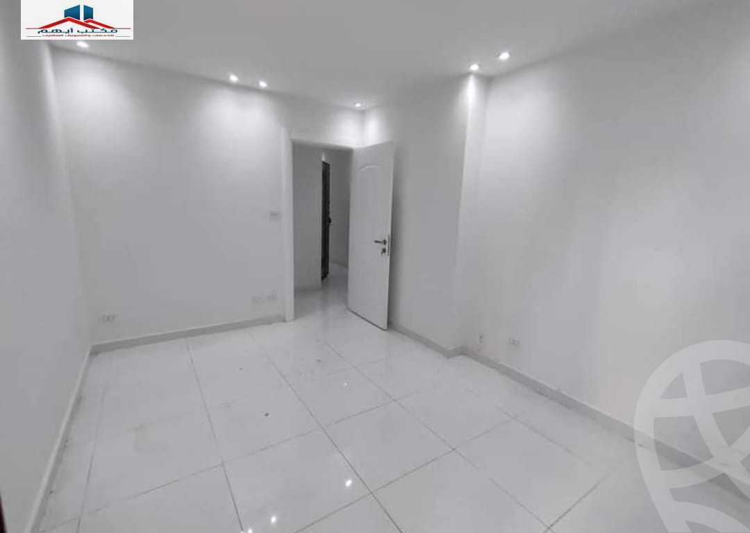 https://aqarmap.com.eg/en/listing/4318705-for-sale-alexandria-kafr-abdo-sant-square-st