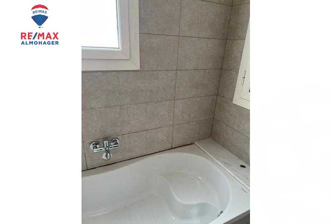 https://aqarmap.com.eg/en/listing/3852046-for-rent-cairo-new-cairo-compounds-mountain-view-hyde-park