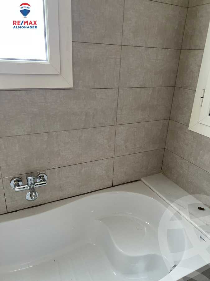 https://aqarmap.com.eg/en/listing/3852046-for-rent-cairo-new-cairo-compounds-mountain-view-hyde-park