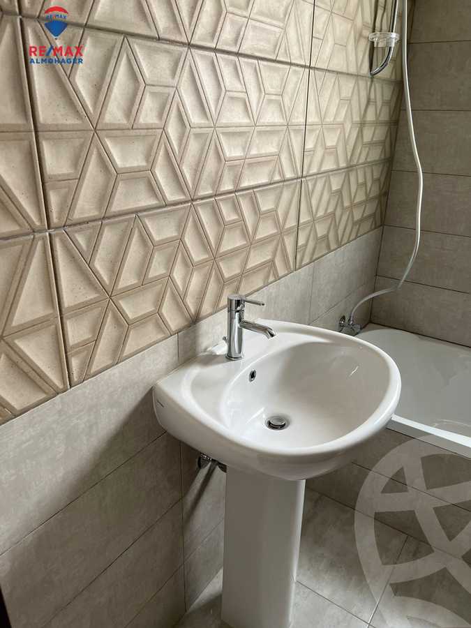 https://aqarmap.com.eg/en/listing/3852046-for-rent-cairo-new-cairo-compounds-mountain-view-hyde-park