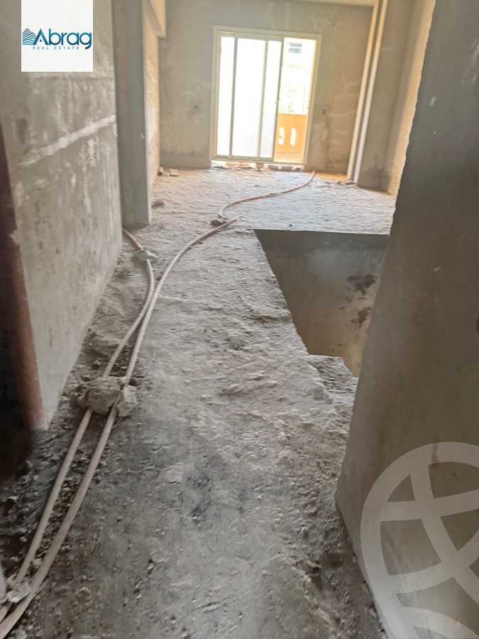https://aqarmap.com.eg/en/listing/6261653-for-sale-cairo-el-sheikh-zayed-city-compounds-royal-meadows