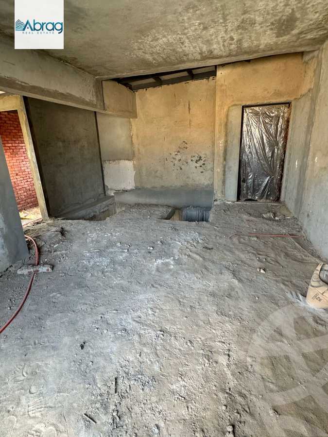https://aqarmap.com.eg/en/listing/6363271-for-sale-cairo-el-sheikh-zayed-city-compounds-royal-city