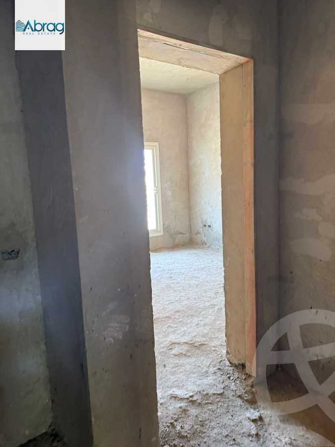 https://aqarmap.com.eg/en/listing/6250909-for-sale-cairo-el-sheikh-zayed-city-compounds-royal-meadows