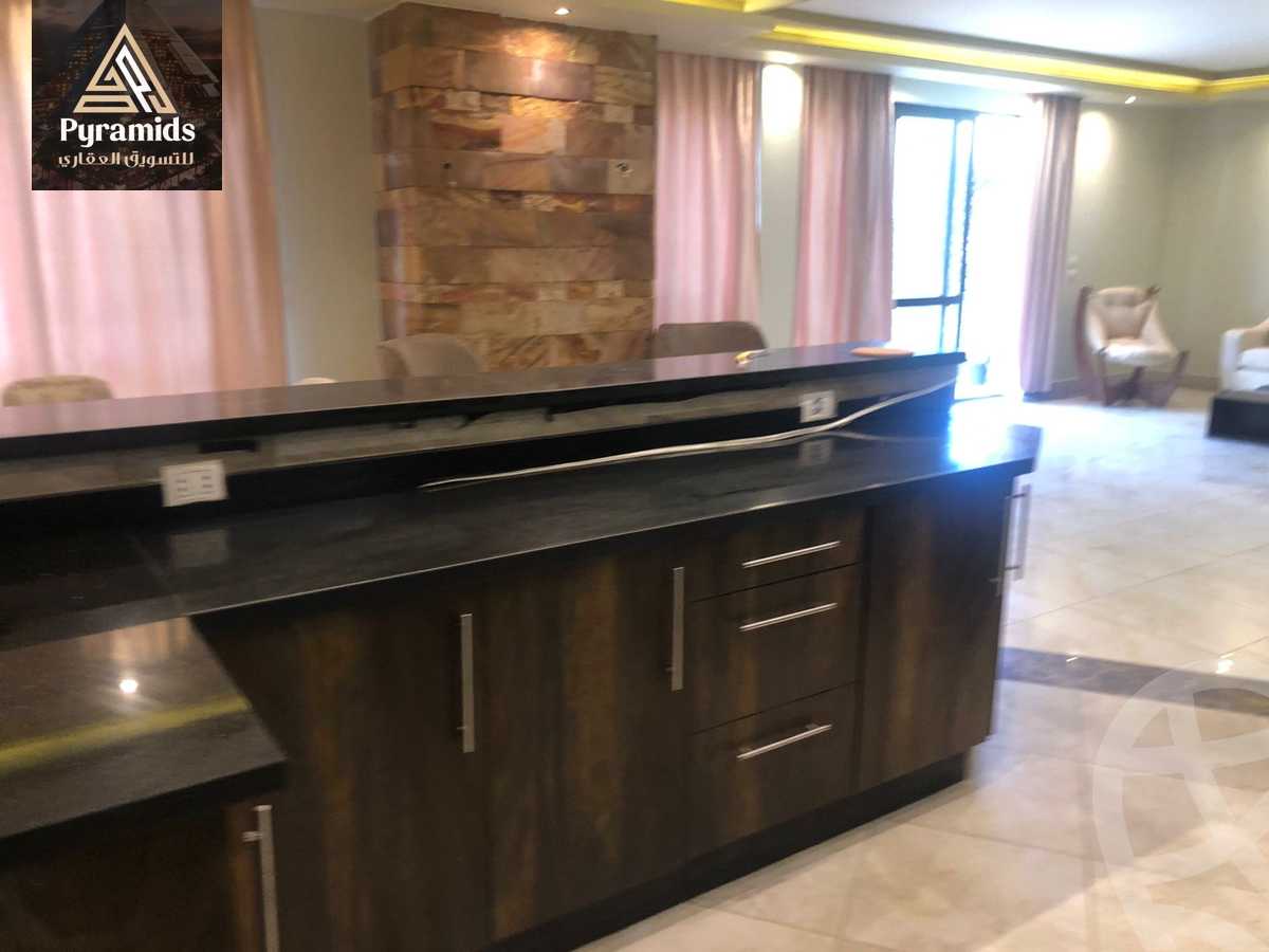 https://aqarmap.com.eg/ar/listing/4976765-for-rent-cairo-el-sheikh-zayed-city-compounds-kmbwnd-wyst-twn-swdyk