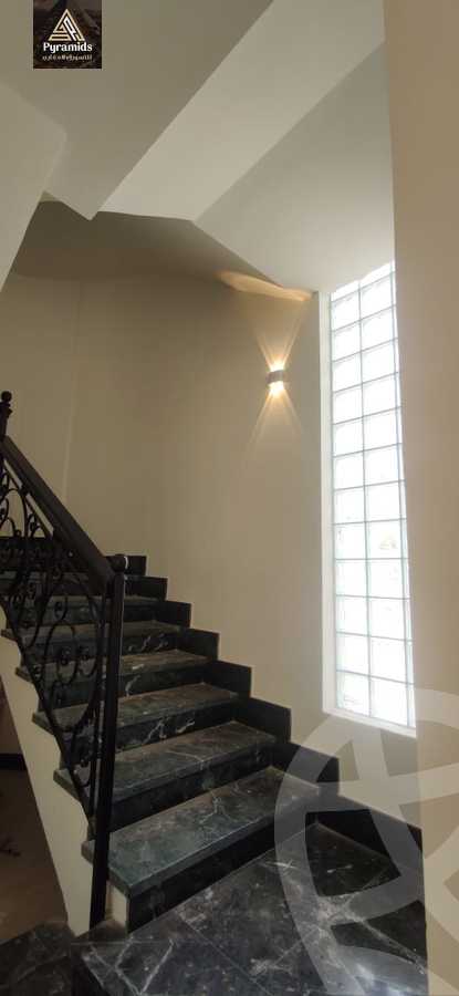 https://aqarmap.com.eg/en/listing/5388341-for-sale-cairo-el-sheikh-zayed-city-compounds-royal-city