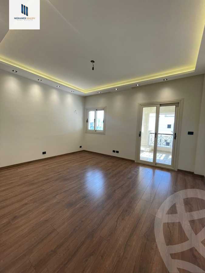 https://aqarmap.com.eg/ar/listing/5809638-for-sale-cairo-el-sheikh-zayed-city-compounds-royal-city